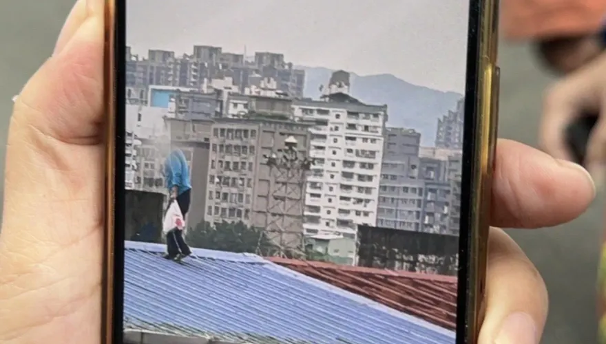 影/別想不開啊！三峽阿伯坐鐵皮屋頂「下樓警消已戒備」問號：鎖螺絲怎了