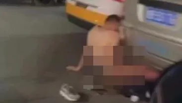 酒醒想鑽地！醉漢當街脫光「硬上排氣管」　網譏：車主可替愛車告性侵嗎