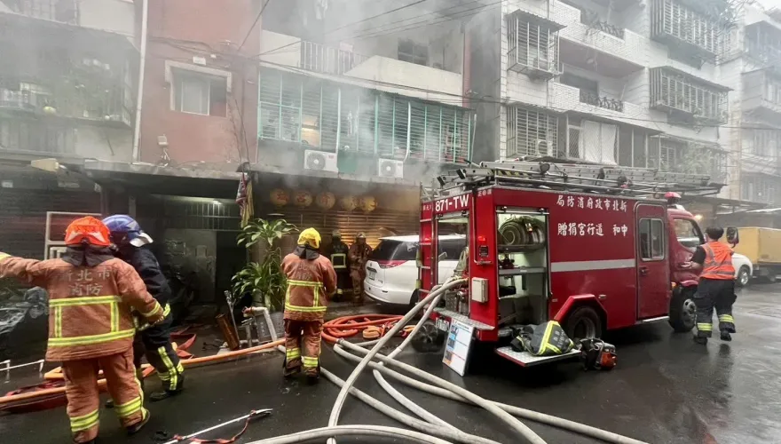 快訊/新北土城宮廟火警狂竄黑煙　警消疏散6住戶2人送醫