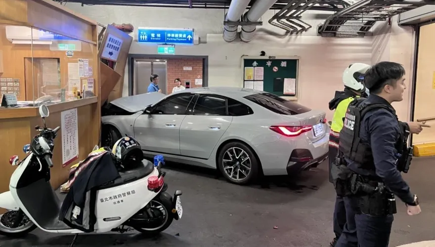 快訊/北市BMW失控衝撞親子館停車場　1人輕傷送醫