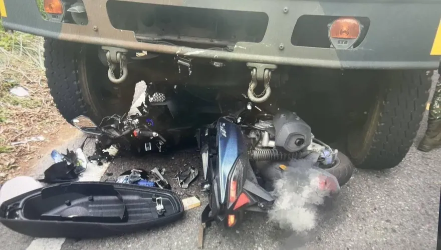 影/最硬車輛！桃園騎士鬼切跨越雙黃線　直撞對向軍用卡車