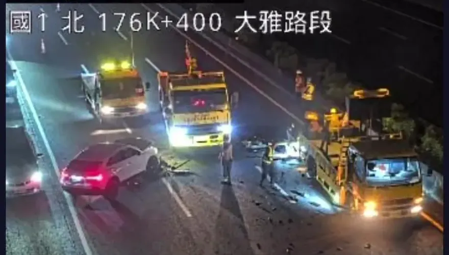 快訊/國1大雅段奧迪撞上緩撞車！車頭爆開碎片四散　一度全線封閉