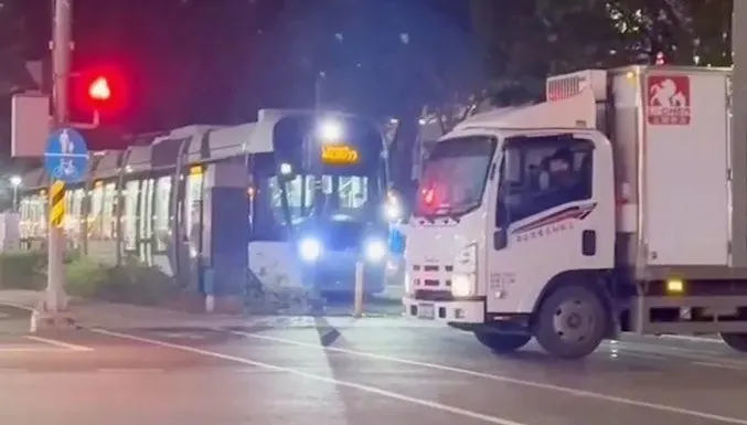 影/比誤闖更扯！高雄超狂貨車司機直接「停軌道中間擋列車」　按喇叭也不讓