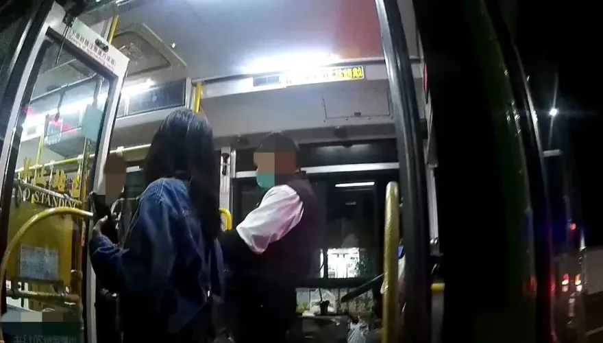 星國情侶丟護照險回不了國！　衝派出所叫支援…警花5mins就找到了