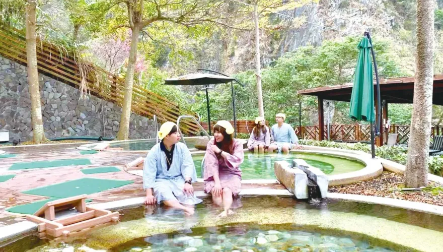 沉浸山谷燈光節絕美盛宴　美食溫泉寶藏行程一次GET！
