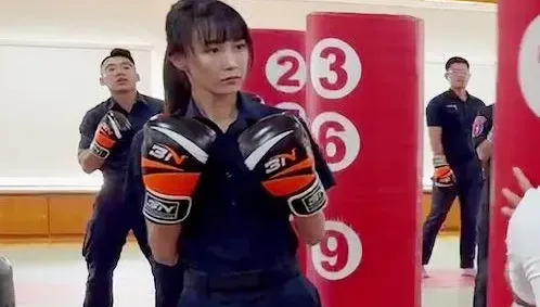 影/香汗淋漓片！「全國最美所長」粉拳連擊哼哼哈嘿　連揍人都飄溢仙氣