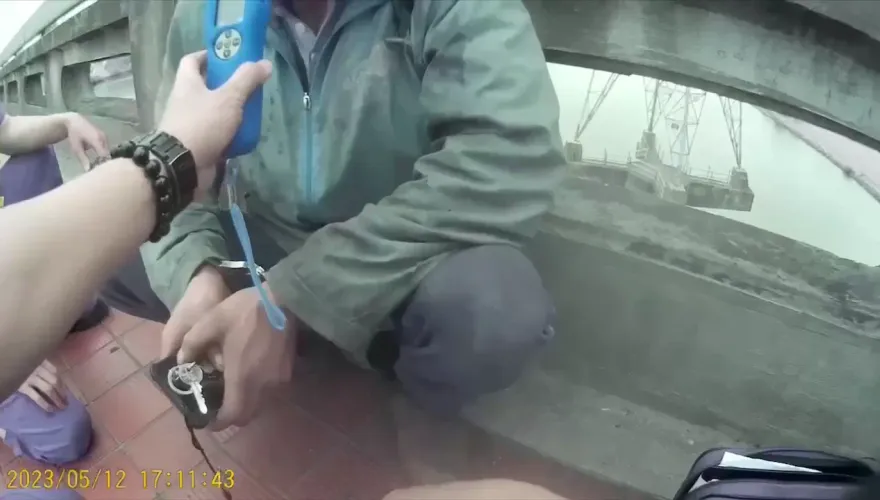 影/萬華酒駕被攔交鑰匙！男下秒搶回狂奔　還是跑輸了