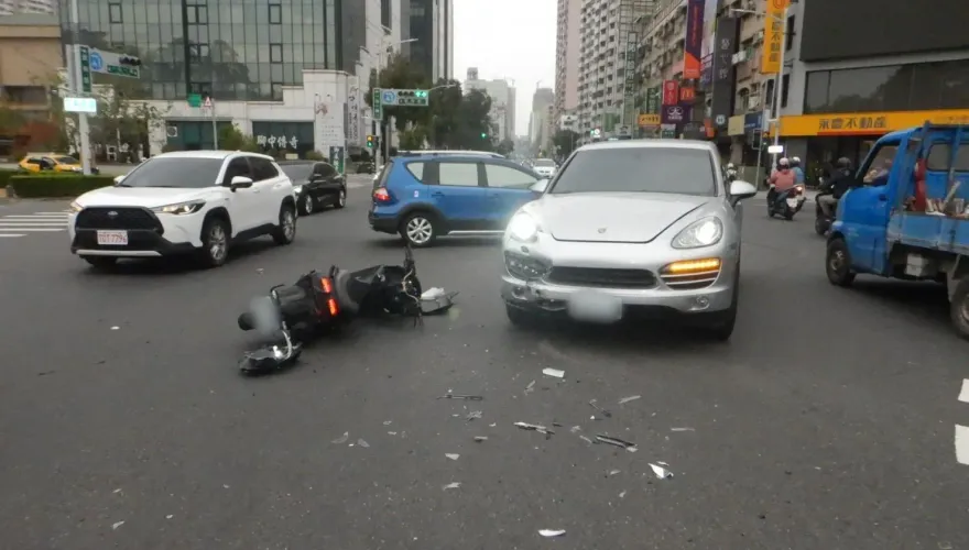 影/高雄少年無照騎車闖紅燈　撞369萬保時捷凱燕、摔到斷腿賠慘了