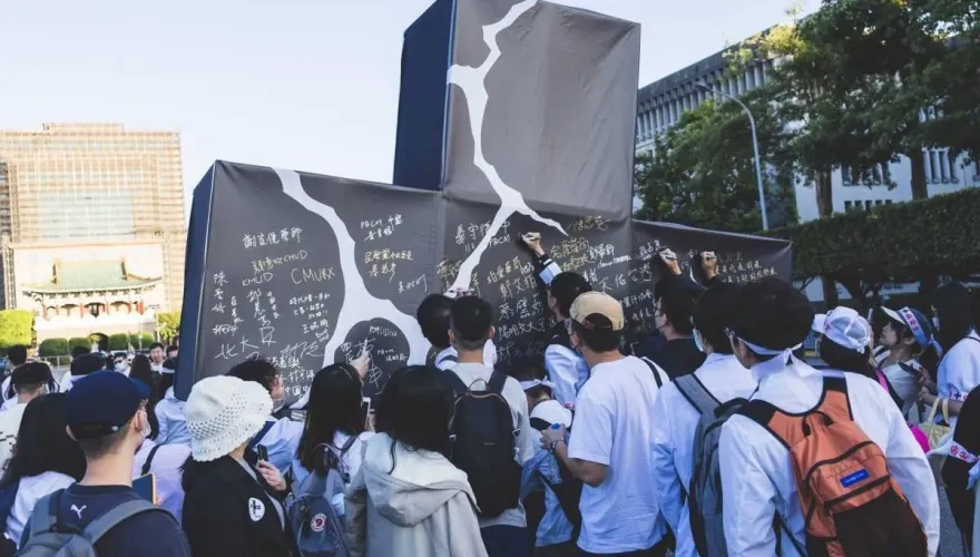 醫界發起「黑十字運動」千人抗議！專家呼籲「好的規劃」才可預防人員出走