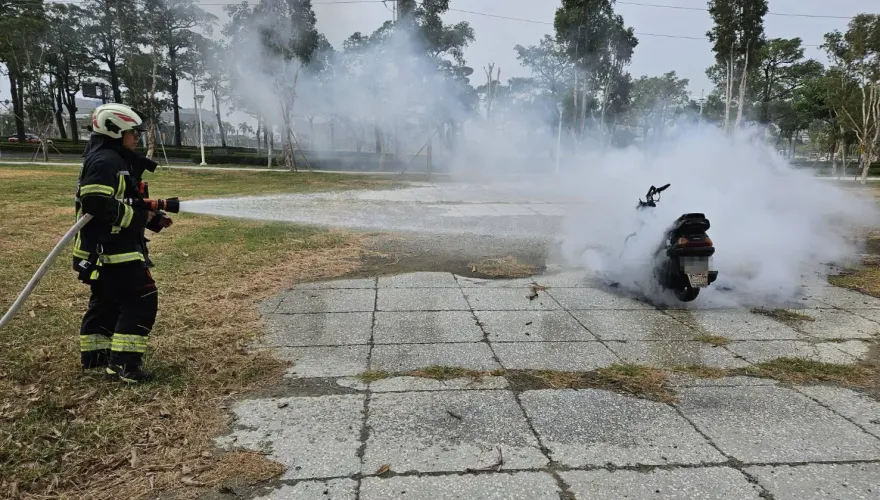 快訊/詭異自燃！高雄翁機車剛停好　下秒「鑰匙孔燒起來」成骨架