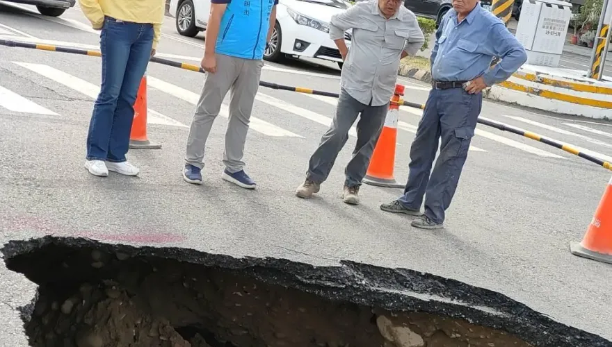 台中豐原大道驚現3米天坑！民眾直擊路裂開　疑自來水工程釀禍