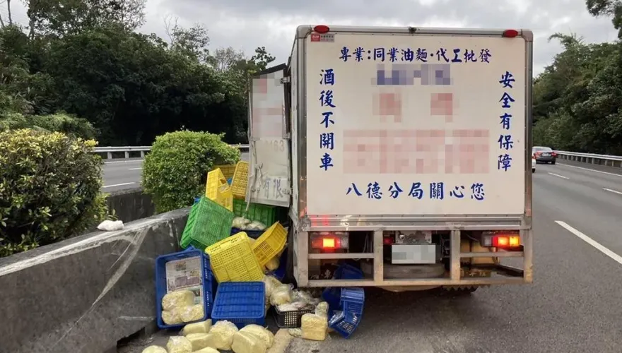 快訊/國3芎林段貨車自撞！麵條散落一地　駕駛命危送醫搶救