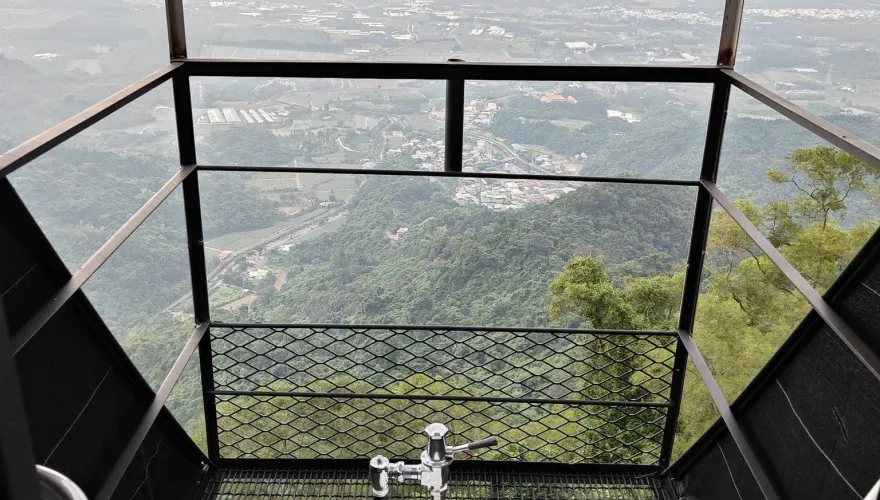嚇到閃尿！民宿廁所設在天空步道　想如廁先練膽
