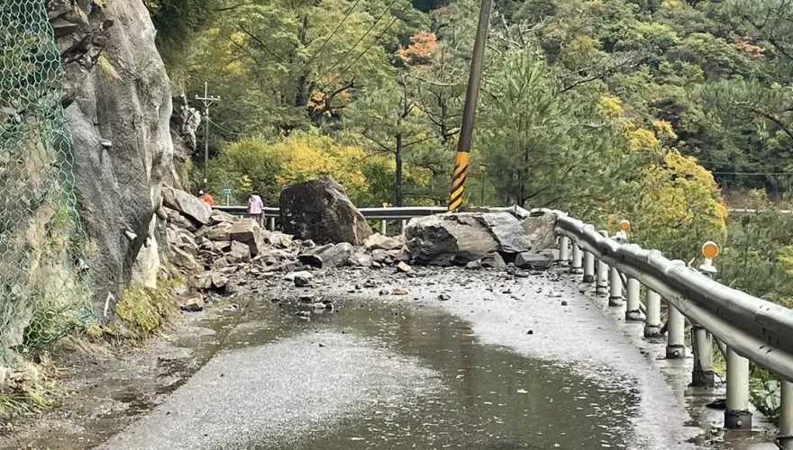 快訊/中橫95.5K「超大落石」　梨山大禹嶺段雙向道路中斷