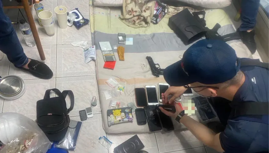 影/高雄3男女共9條通緝！警衝租屋處逮人　搜出2槍與毒品