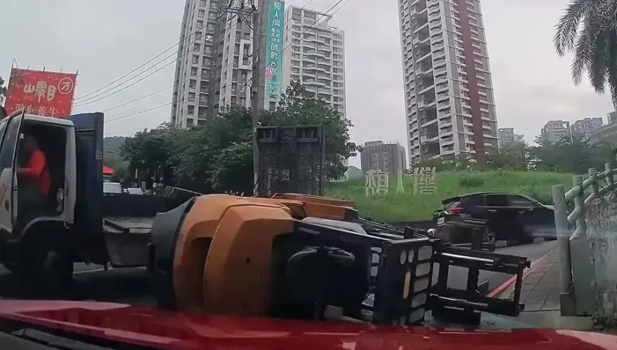 影/禮讓過彎！貨車上「堆高機突翻落」險砸車　駕駛嚇壞：我的錯？
