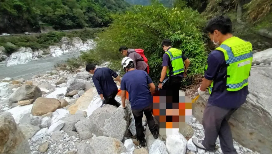 影/花蓮秀林鄉男子撿石頭「墜20米深谷」　警消吊掛搶救