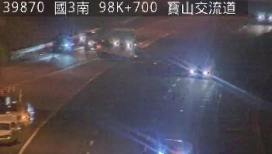 影/國3寶山段深夜追撞！廂型車翻覆、黑車一半不見　男僅輕傷