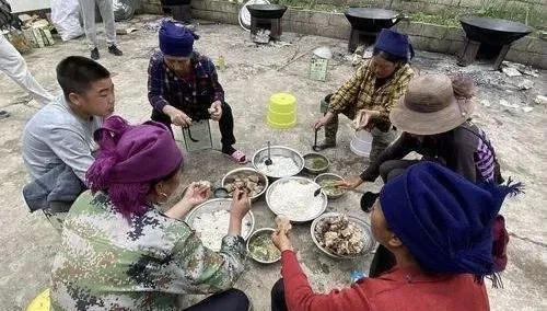 管太寬？「蹲地吃飯」挨罰88元！四川涼山整治衛生「入屋」糾正惹議