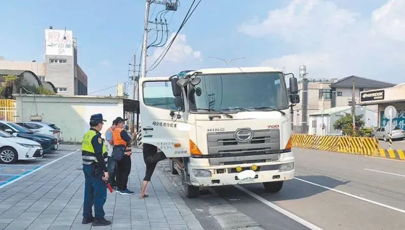 高雄大型車10個月殺12人！「不應以視覺死角為藉口」　警加強攔查