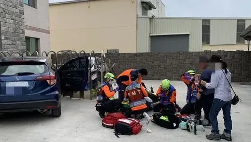 快訊/疑心臟衰竭！台南60歲男開車衝進工廠命危　「高救術」救回一命