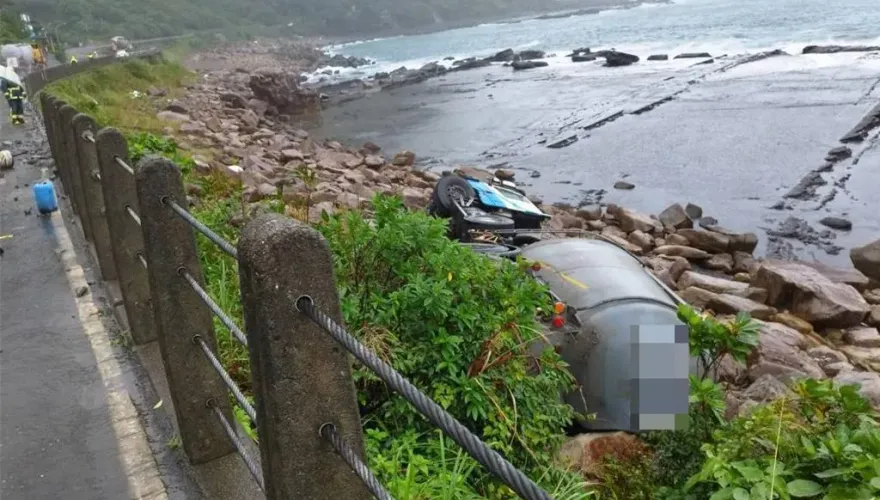 快訊/台2線水泥車衝破護欄、翻落海岸邊　駕駛無恙自行脫困