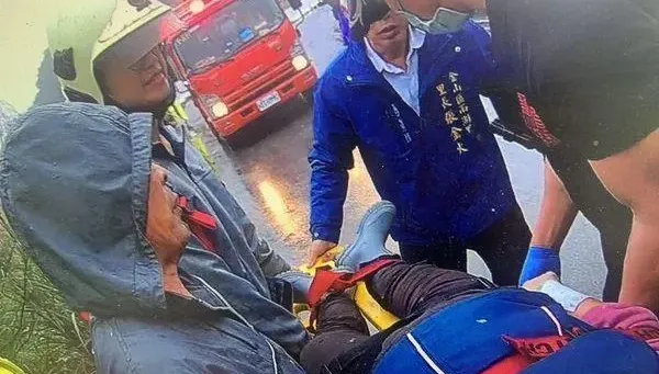快訊/新北金山女騎士撞護欄「慘摔1.5米深溝」　小腿骨折急送醫
