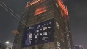 影/高雄新建案深夜大火！7樓以上全面燃燒像「火炬」
