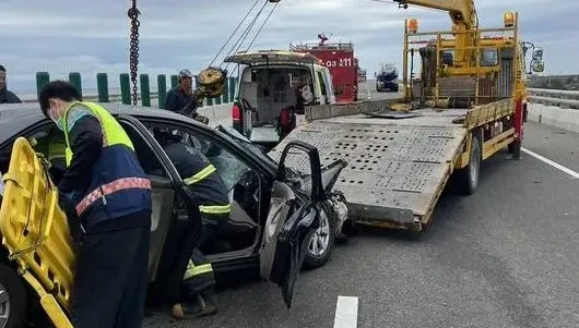 影/死亡現場！彰化台61轎車、槽車大撞擊　「車頭成爛鐵」駕駛不治