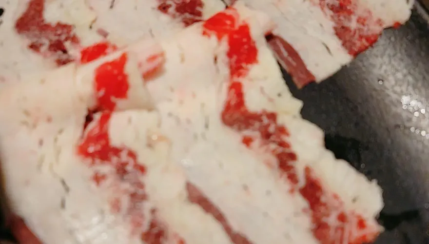 整盤都是油！700元火鍋「肥油比肉多」　全網氣炸：這種肉我都餵狗