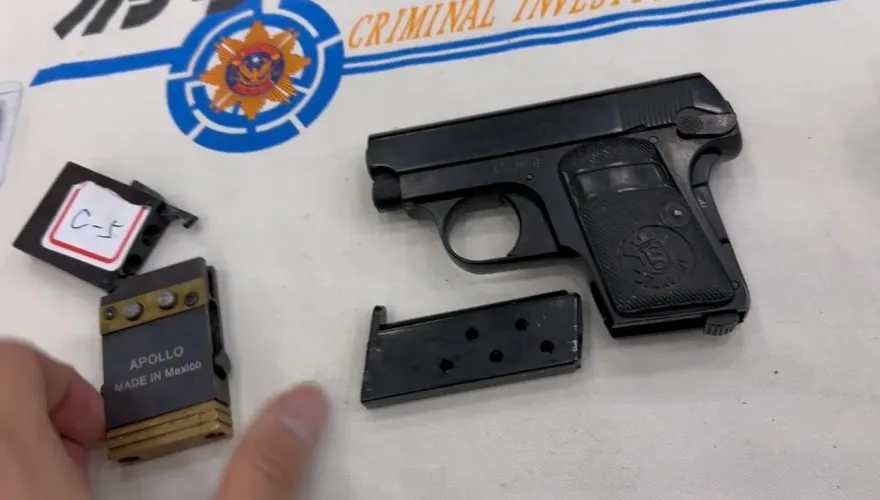 影/宛如小軍火庫！送行者擁8槍百彈　驚見《色戒》名片槍