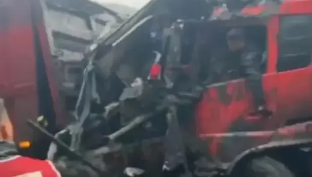 影/貴州巴士遭大貨車前後夾擊成「夾心餅乾」　車身嚴重變形釀3死3傷