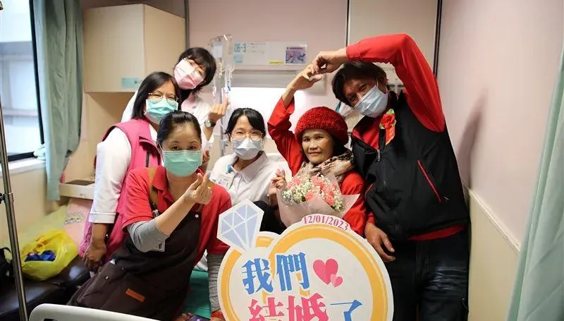 安寧病房完婚！他娶癌末女友喊「就是要給妳一個歸宿」醫護感動見證