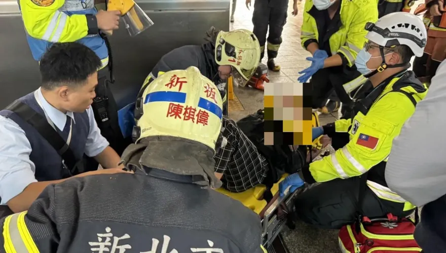 影/板橋捷運站手扶梯夾人！包商搬看板未注意高度遭壓傷送醫