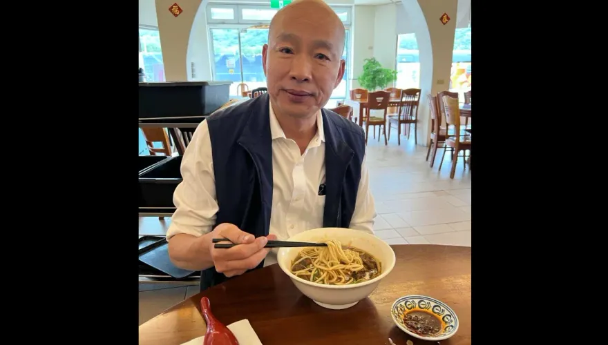 韓國瑜與「她」吃牛肉麵！臉書遭上千留言灌爆