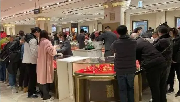 炒房炒股不如「炒黃金」？國際金價破新高　大陸民眾「越漲越買」
