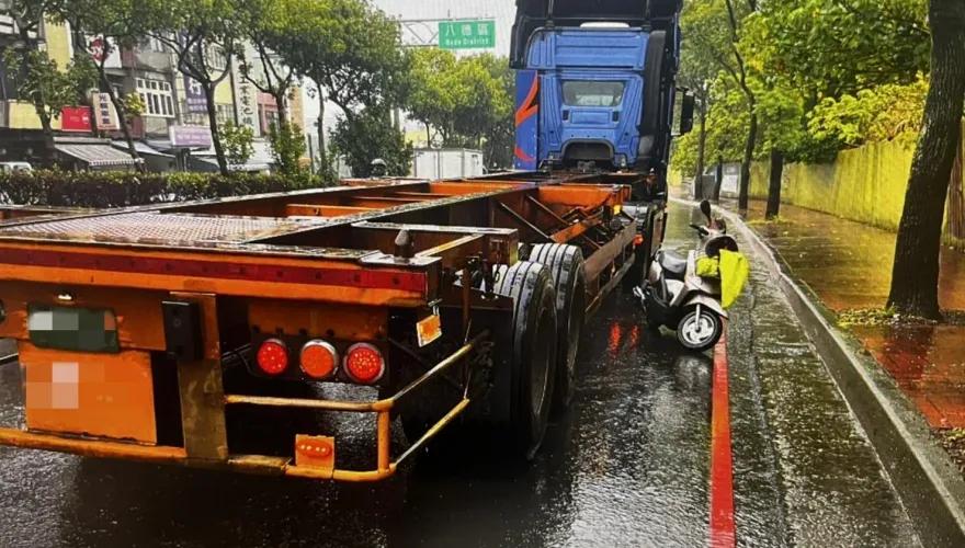 影/中壢死亡車禍！聯結車一起步就撞擊　雙載後座女當場輾斃