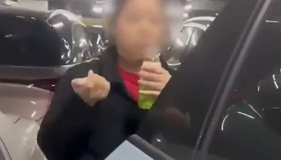 影/上海夫妻吃自助餐偷帶走20瓶飲料　被抓包後竟當場「全部開瓶」歸還