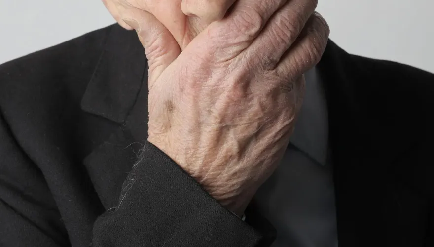 年紀越大手筋越凸？ 醫揭雞爪手「6主因」紫外線、遺傳造成