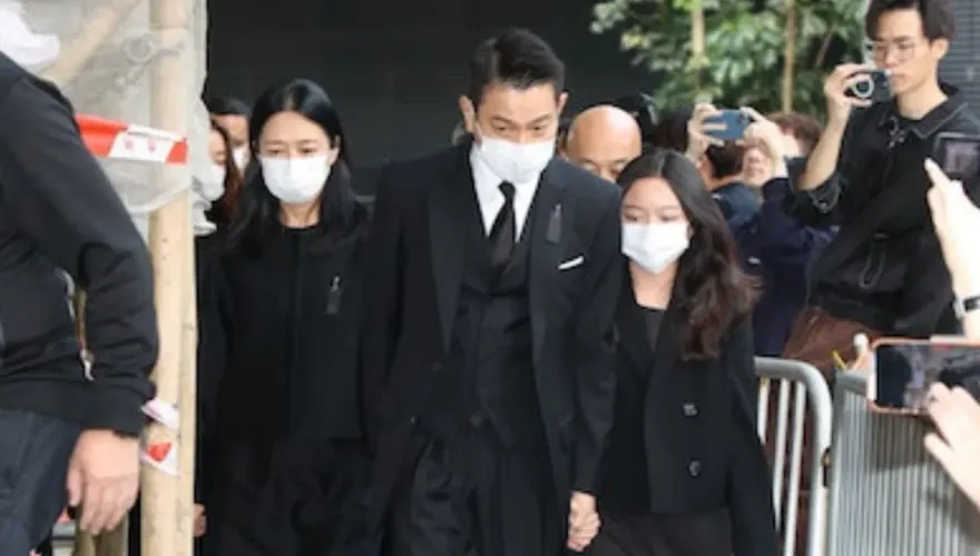 劉德華送別97歲亡父！緊牽朱麗倩、11歲愛女　一家三口罕同框