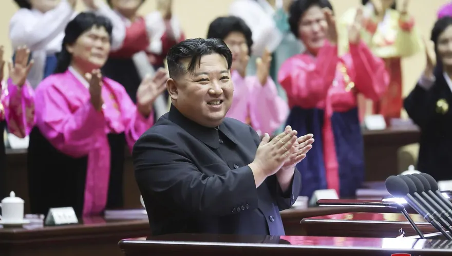 影/金正恩哭了！聽聞母親辛勞頻頻拭淚　呼籲婦女「挽救下跌出生率」