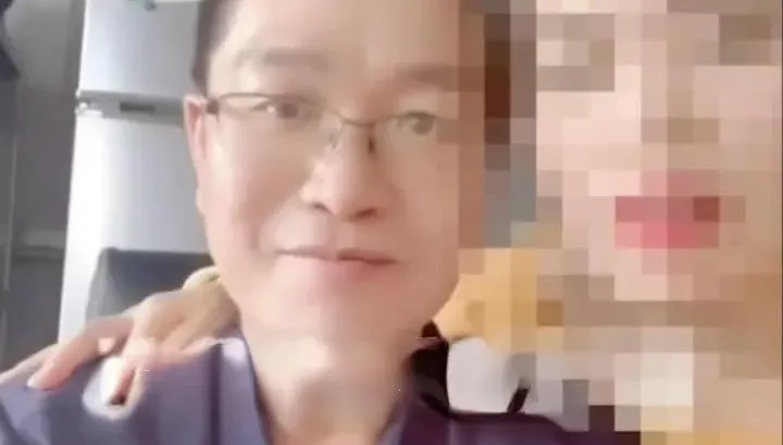影/高雄警蹺班回家抱D奶妻！制服佩槍直播曬恩愛　遭記過、所長也連坐