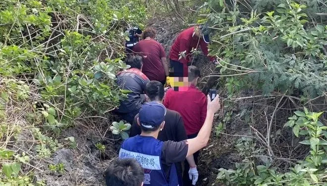 影/短褲辣妹攀車城礁岩墜深溝　救護員長背板接力救出