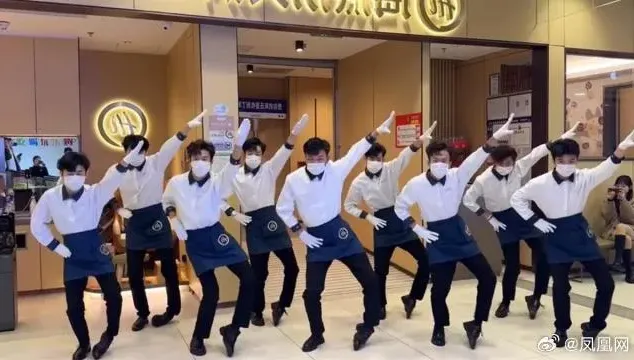 小孩吵看科目三「海底撈店員沒練」...客怒留1星負評！網嗆：當馬戲團