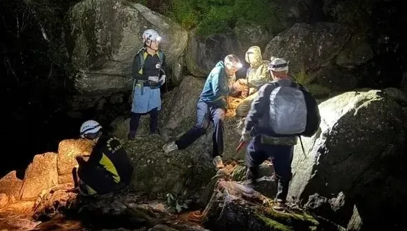 我在哪？2葡萄牙人泰安虎山溯溪迷路　小隊長「略懂外語」神救援
