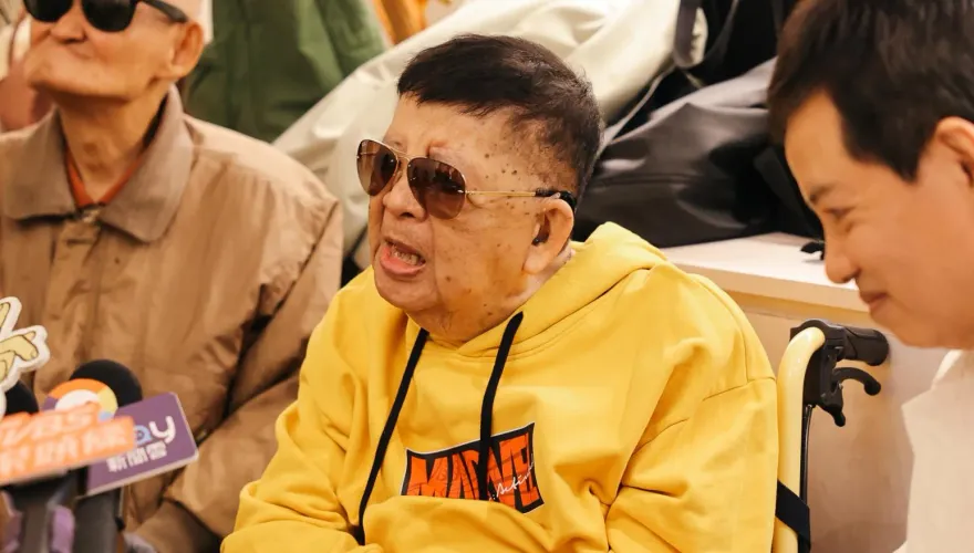 林松義3度動刀重生後首露面！「坐輪椅無法行走」近況曝
