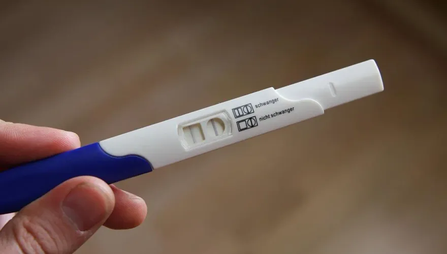 交往4年女友驗孕出現「兩條線」　男友超崩潰：我沒碰過她！