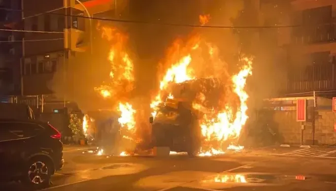 林口停車場恐怖火燒車！　車主慘損300萬「疑有人縱火」