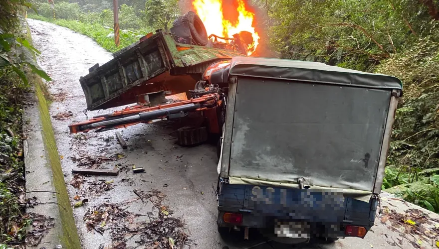 影/苗栗獅潭火燒車！大貨車翻覆起火　車內2人緊急逃生