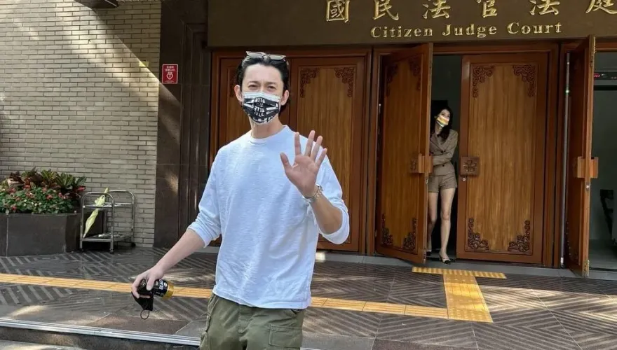 男子持啞鈴弒父案開庭！吳慷仁現身國民法庭旁聽…低調回：原因不能多說